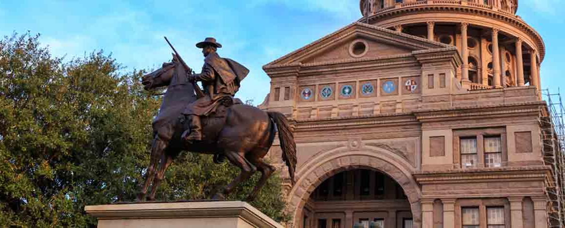 得克萨斯州国会大厦，前景是一个骑马的人的雕像